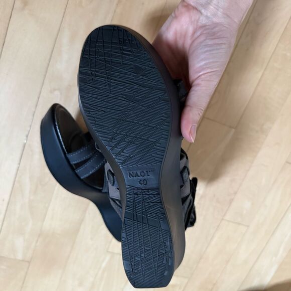 Naot Prestigehed Black/Gray Road Leather Wedge Sandal 40 NWOB - Picture 10 of 16